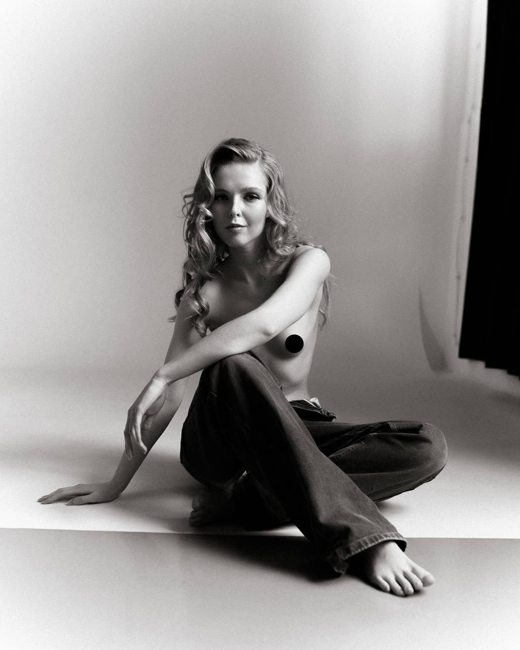 Портрет в три четверти, жемчуг в волосах, светлый фон