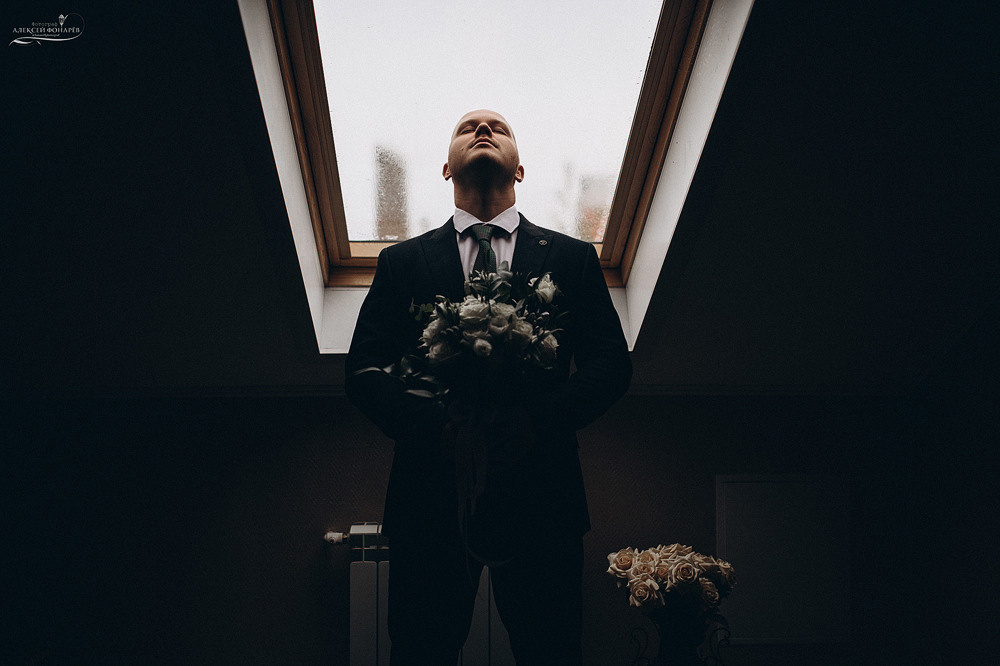 жених смотрит в окно