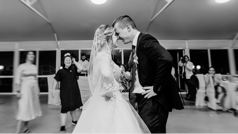 улыбки на лицах молодожёнов