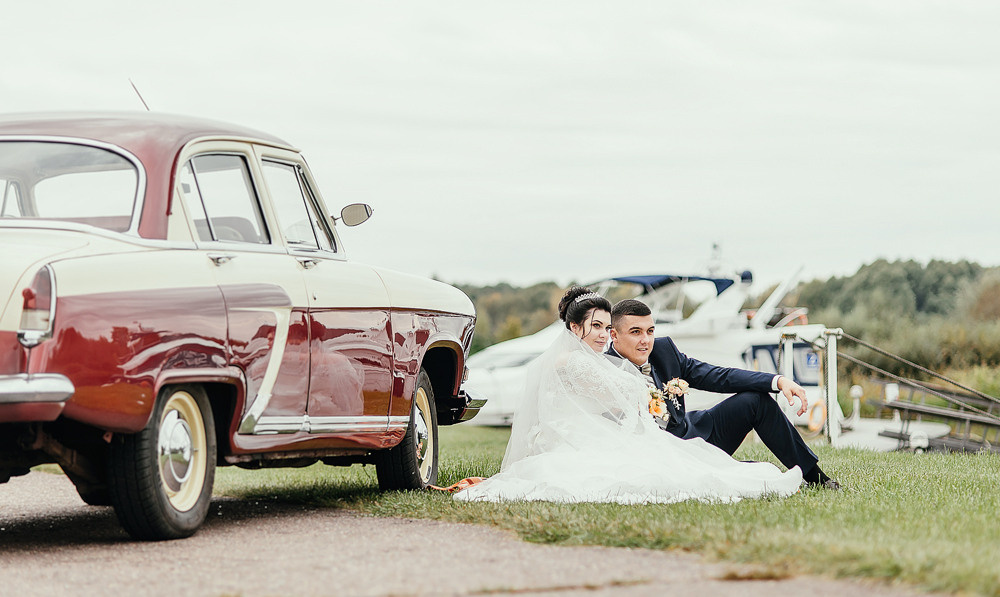 Съемка свадьбы с ретро машиной