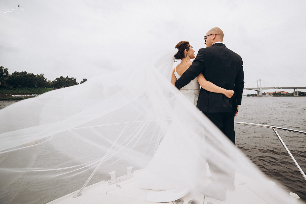 Шикарная фата у невесты на свадьбе