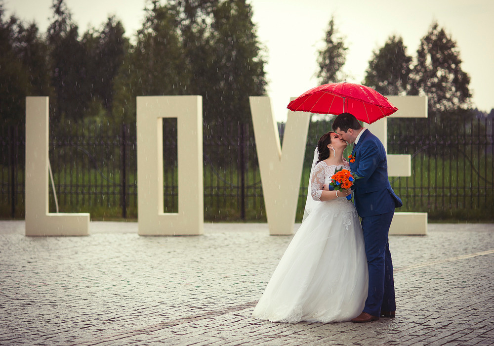 Под красным зонтом пара на свадьбе в Конаково