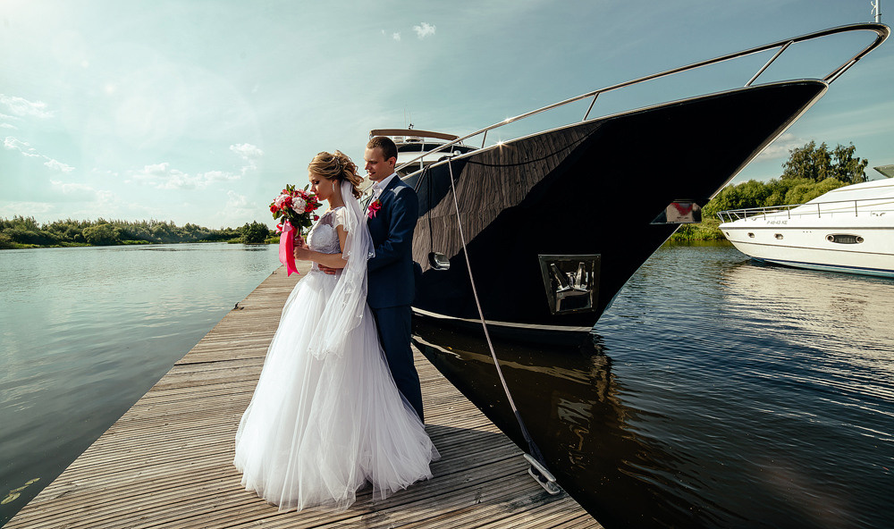 жених и невеста у яхты