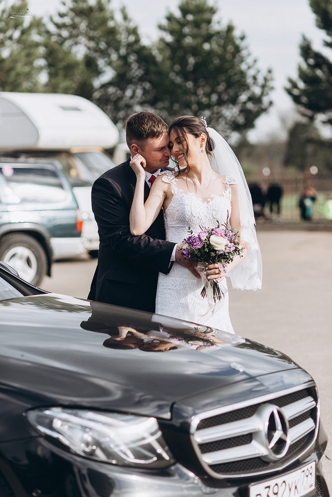 нежные прикосновения жениха