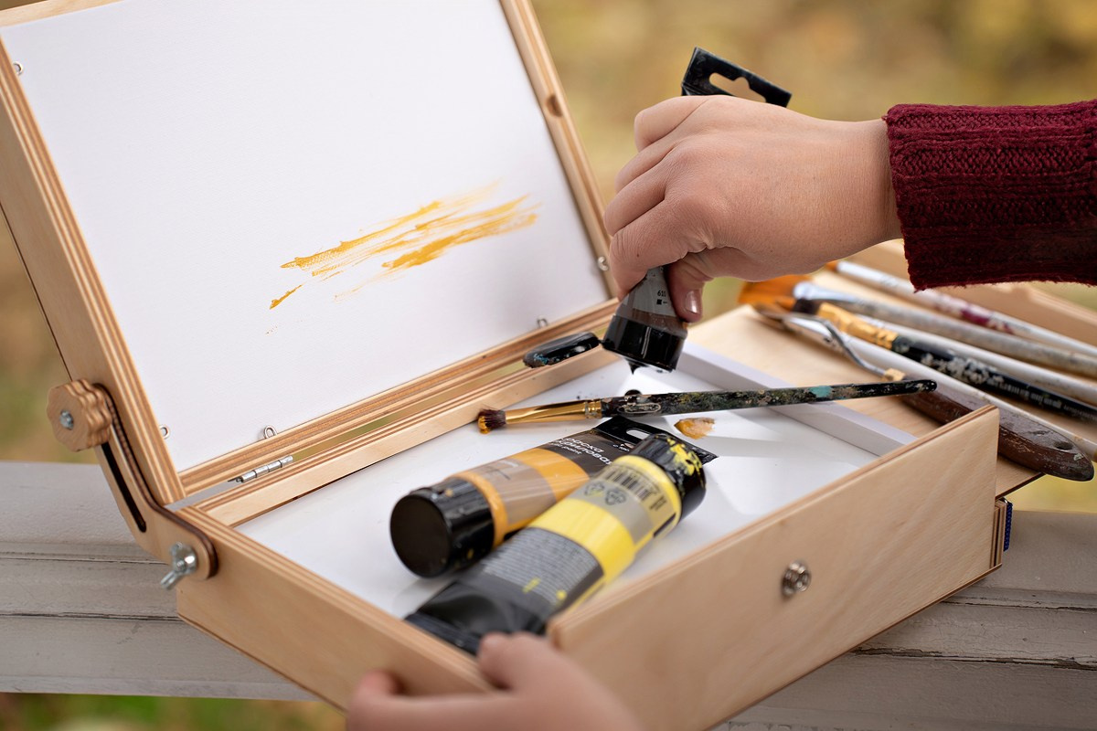 Кистью и листьями. Художник Анна Пятковская. Фотограф Мария Ковкова