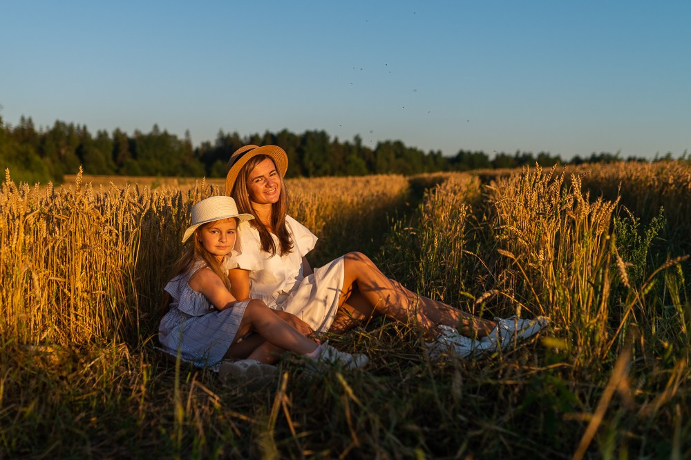 Поле, закат и наши улыбки. Фотограф Мария Ковкова