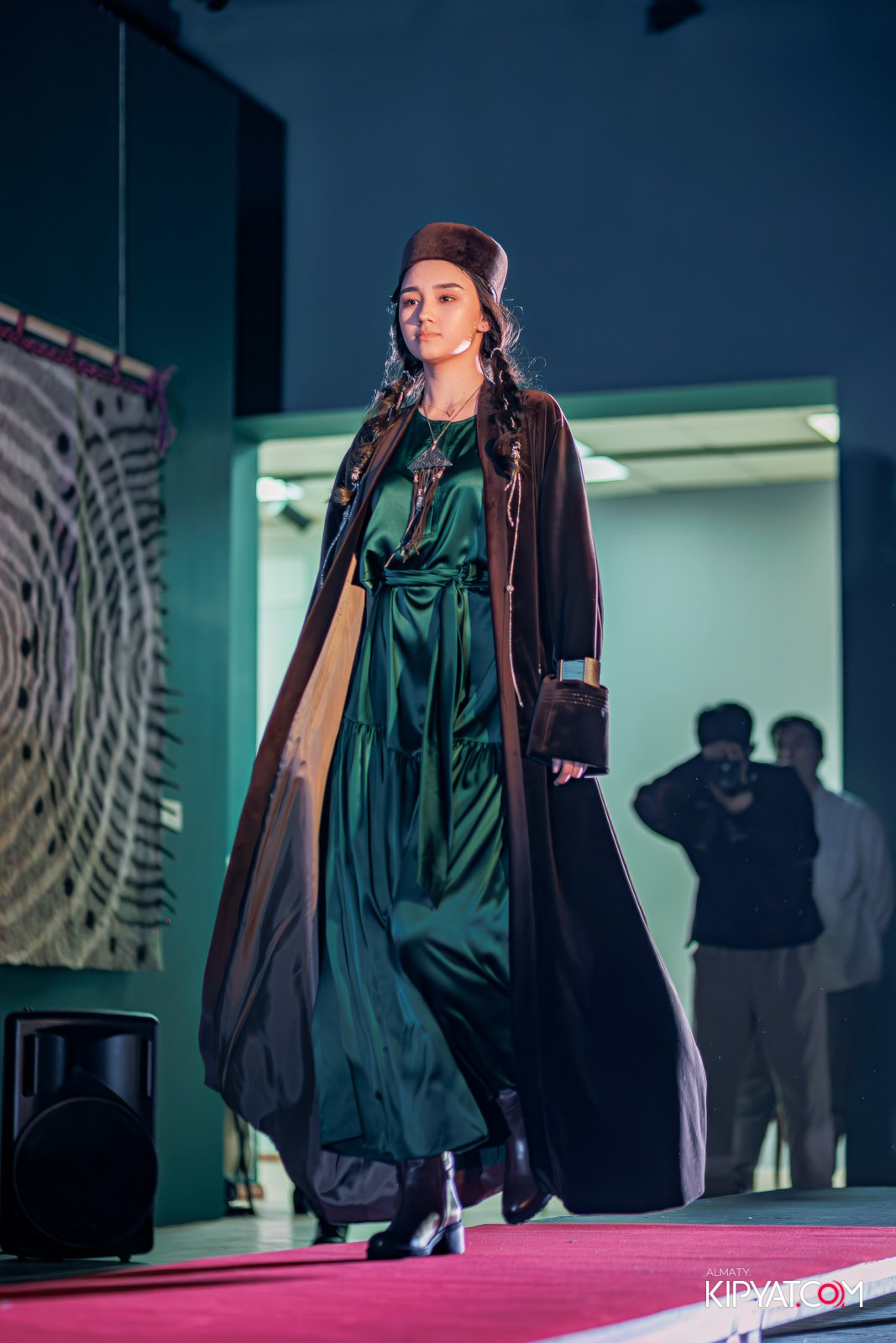 FASHION ПОКАЗ, КАЗАХСКОЙ НАЦИОНАЛЬНОЙ ОДЕЖДЫ. КИПЯТКОМ АЛМАТЫ!