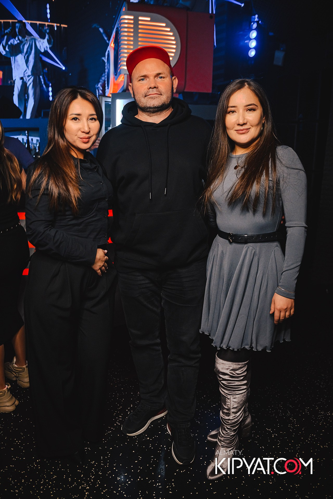 ВЫСТУПЛЕНИЕ ГРУППЫ ВИРУС SANTA BARBARA. КИПЯТКОМ АЛМАТЫ!