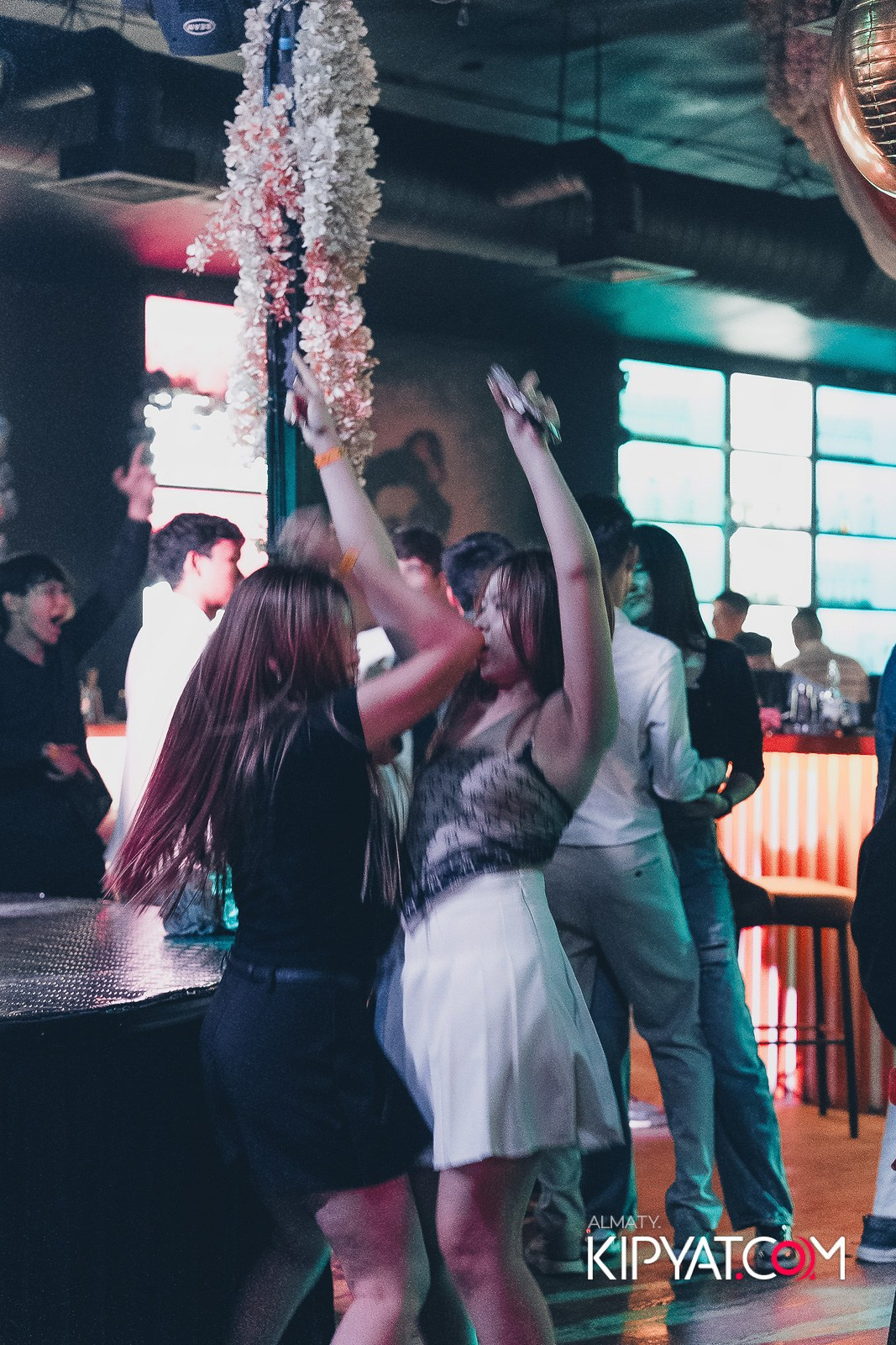 UYAT EMES BAR. КИПЯТКОМ АЛМАТЫ!