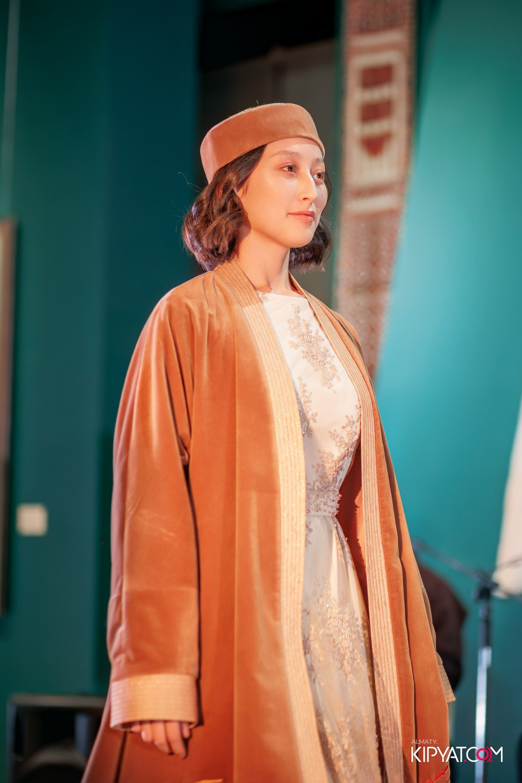 FASHION ПОКАЗ, КАЗАХСКОЙ НАЦИОНАЛЬНОЙ ОДЕЖДЫ. КИПЯТКОМ АЛМАТЫ!