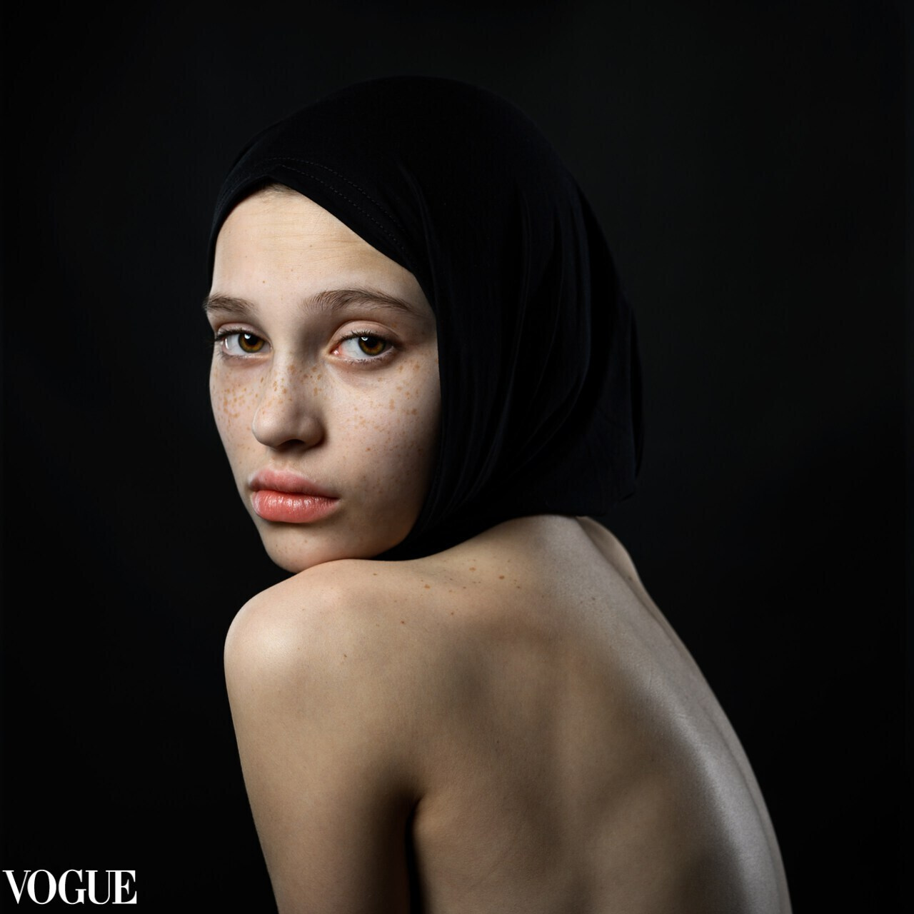 Фотосессия для журнала. Фотосессия в студии. Детская фотосессия, девочка в платке на чёрном фоне. Низкий ключ.  young girl model. Sonya Erkli.