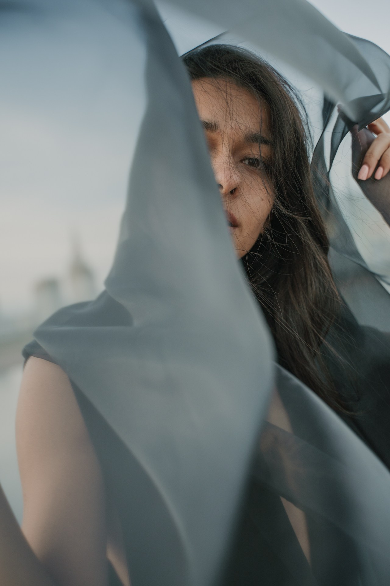 Портретный снимок девушки с фатой 