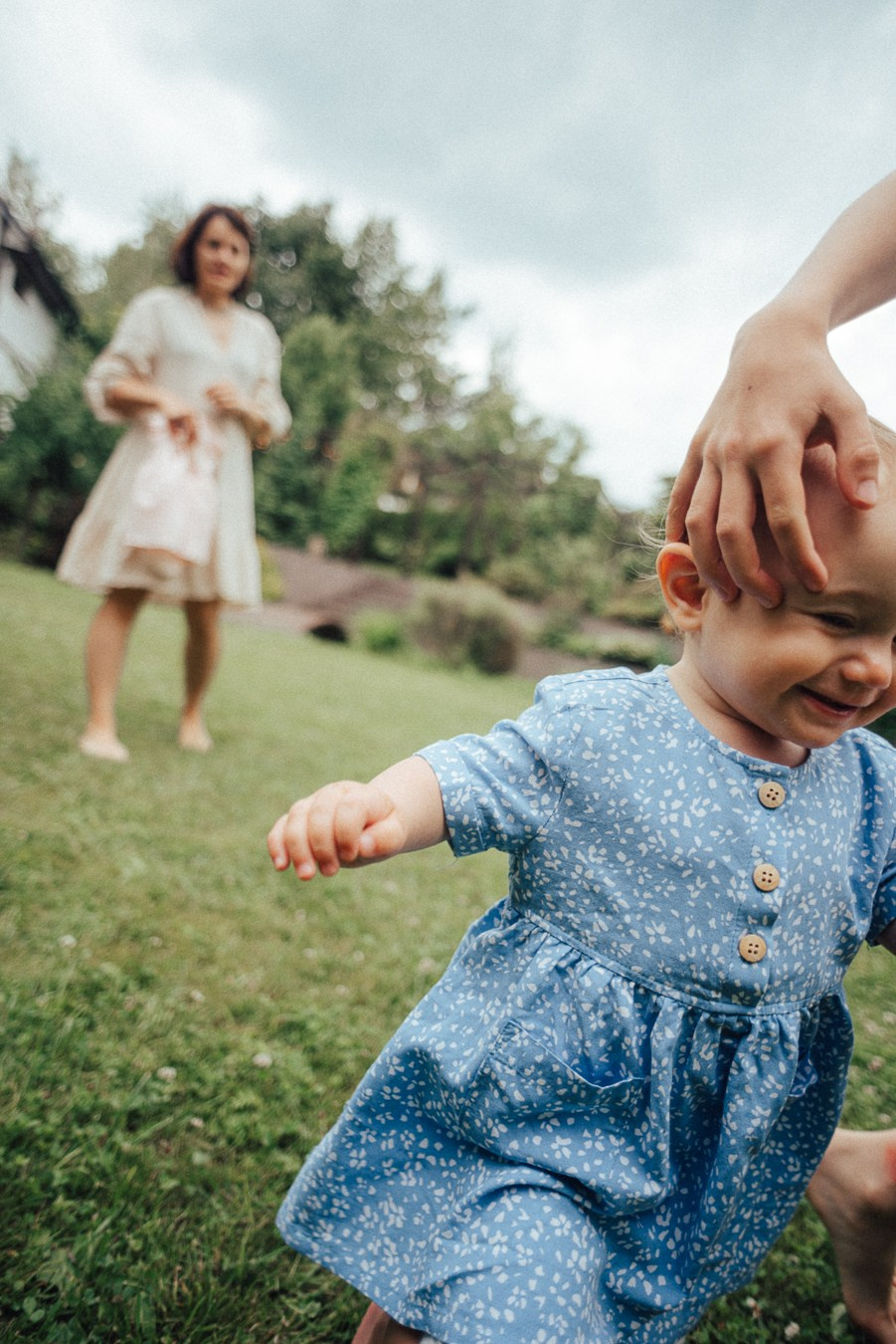 Коля, Ксюша, Саша, Андрей, Кира и бабушки | на даче