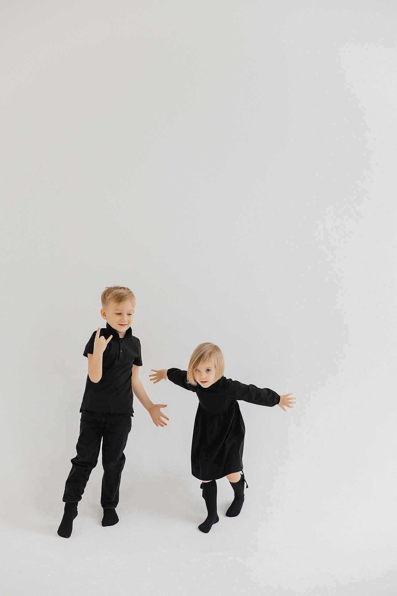 Семейная фотосессия на белом фоне. Фотограф Олеся Жомер