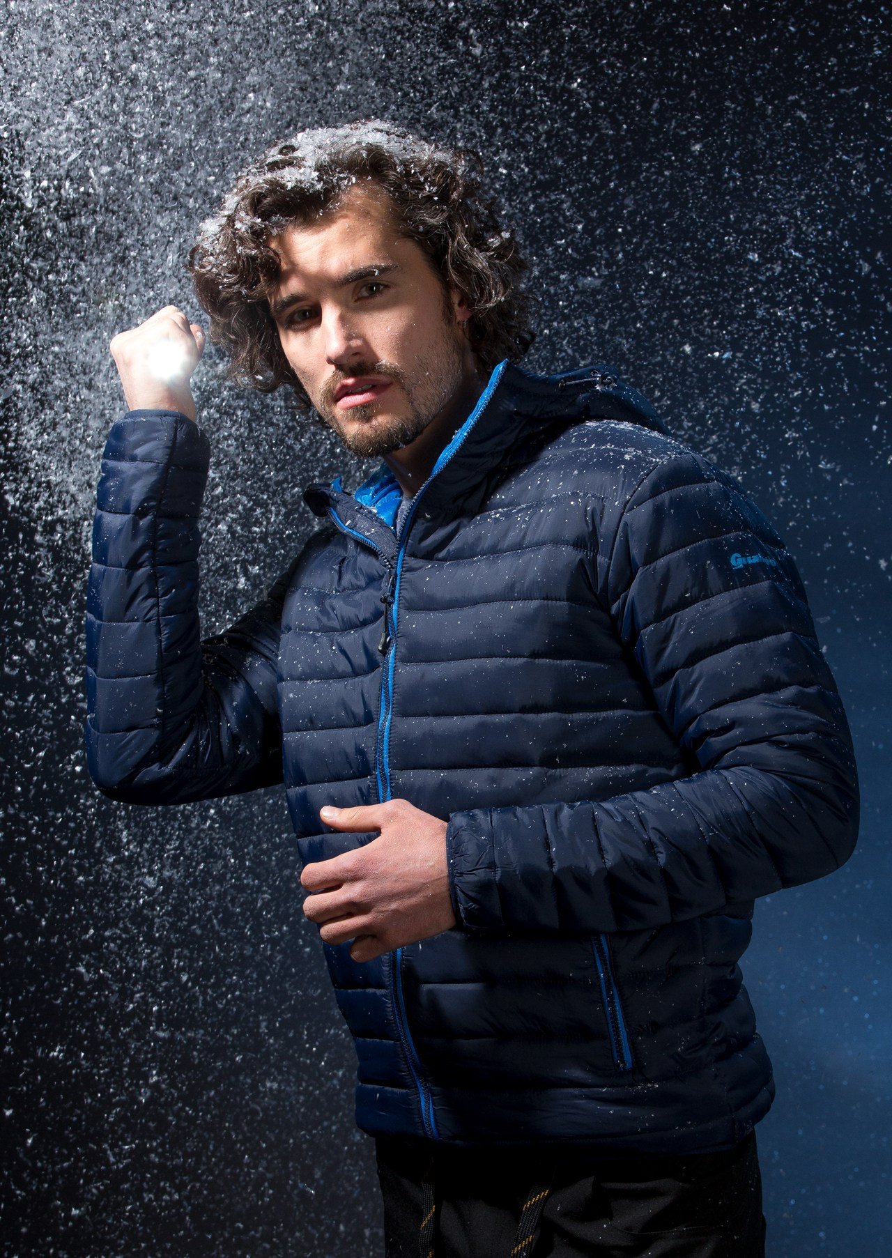 молодой человек в зимней куртке от guahoo
