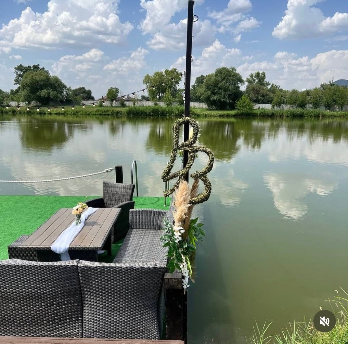 «Однажды взявшись за руки…» не выдуманная история двух влюбленных. Свадьба в загородном клубе на берегу озера с видом на Бештау. Организация мероприятий ЮФО