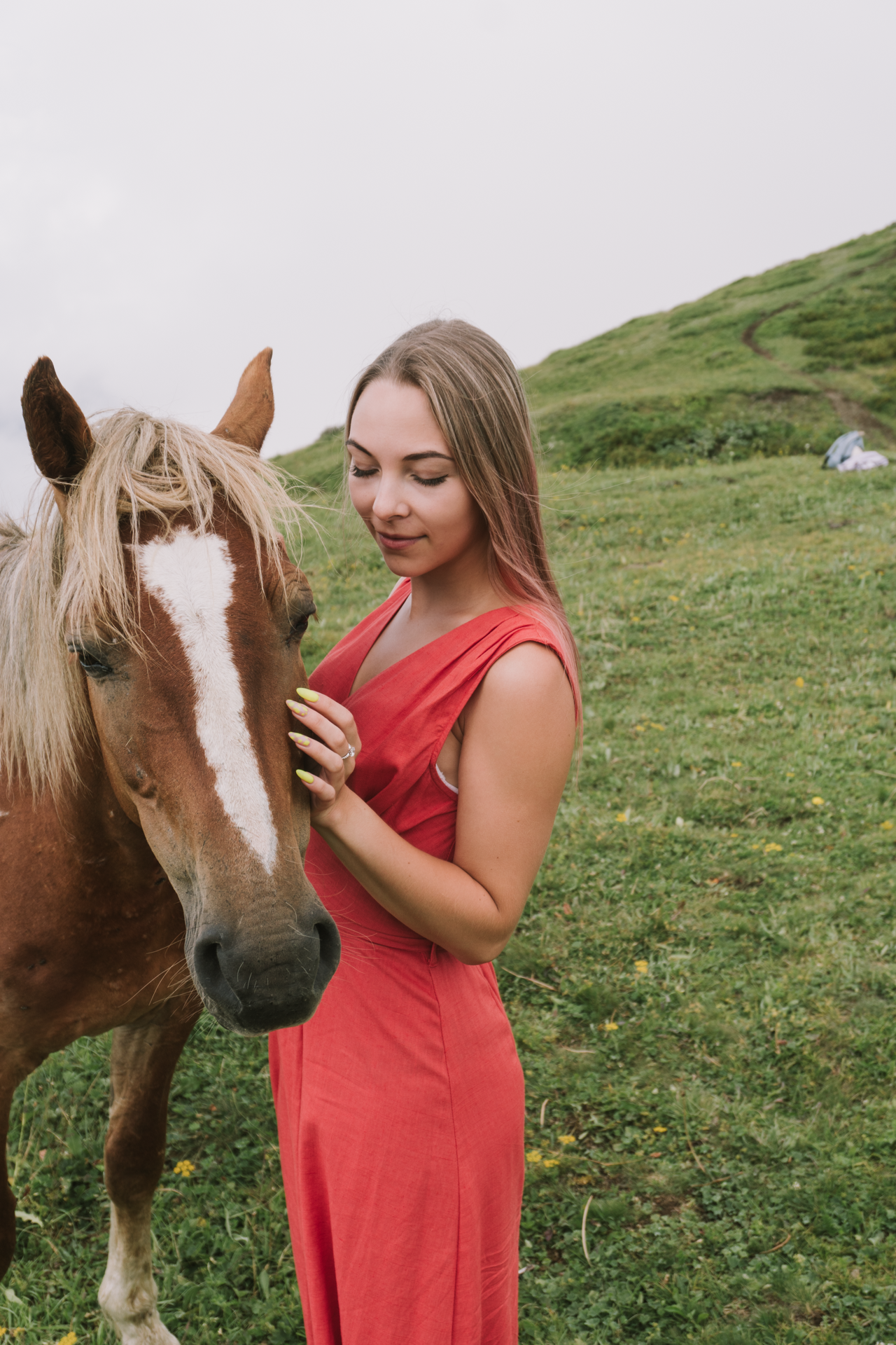 фотография девушки возле коня