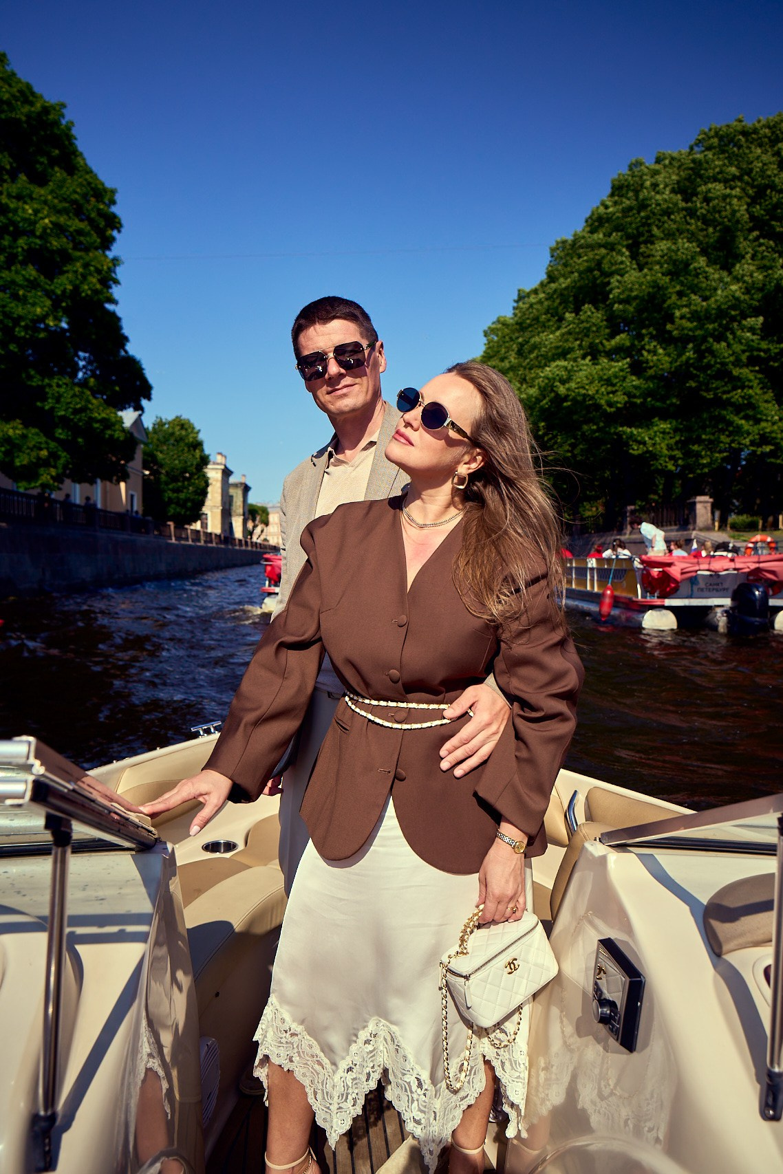 Позирование молодой пары на яхте на фоне Санкт Петербурга 