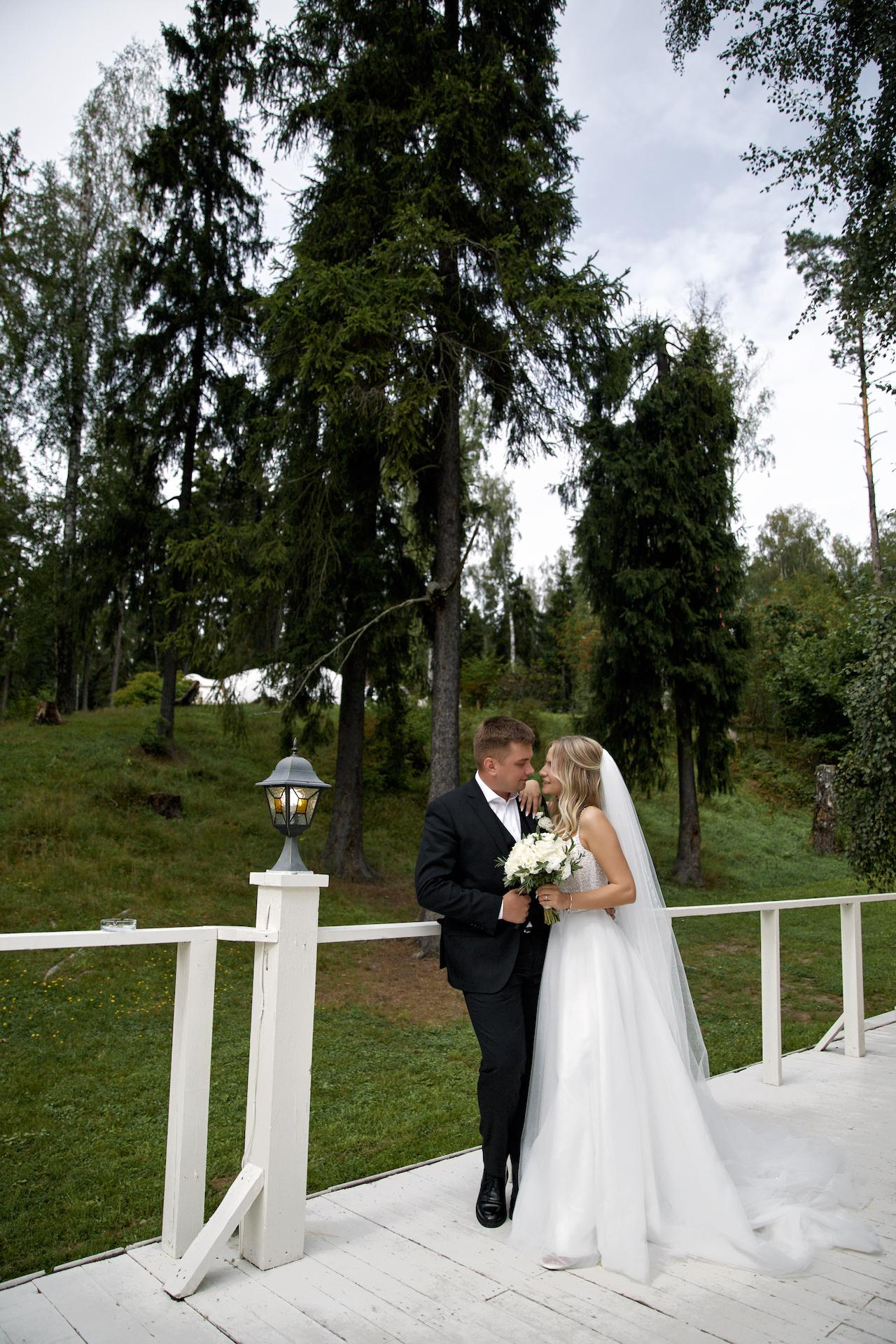  Регистрация прошла в роскошном Барвихе, а ресторан на берегу реки Клязьма создал волшебную атмосферу праздника. 