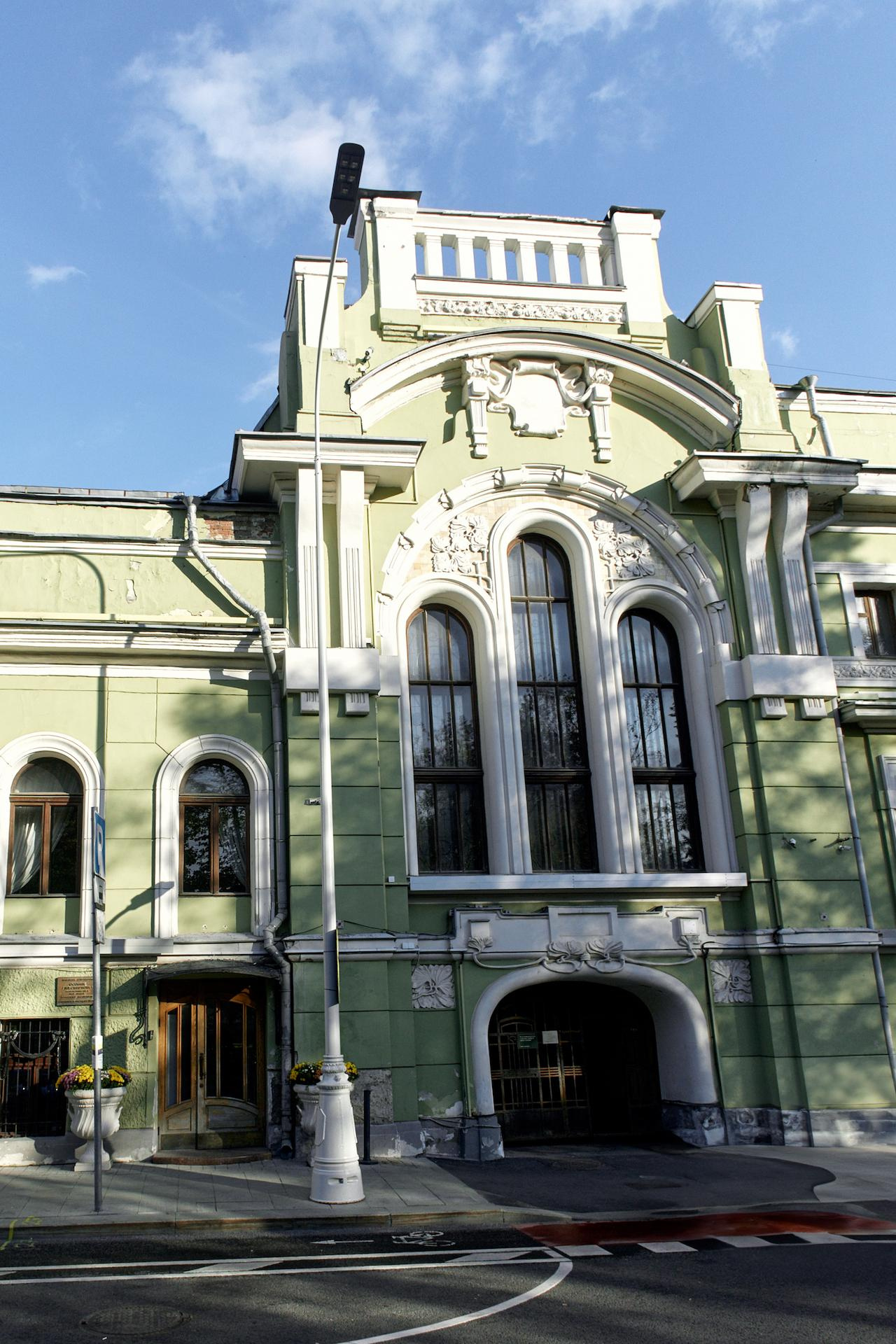 Наш опытный фотограф создаст неповторимые и элегантные снимки, отражающие атмосферу торжества и великолепие ренессансной эпохи. 