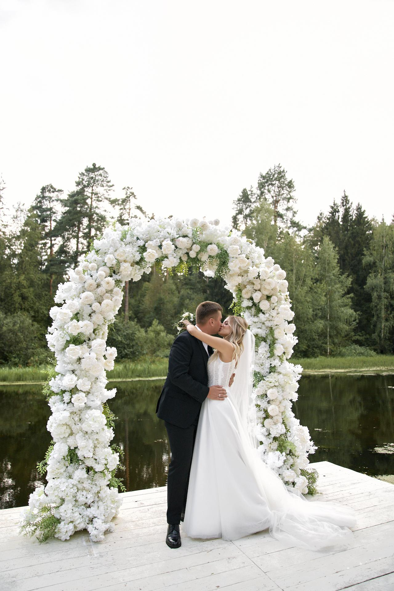  Я помогу запечатлеть все самые трогательные и радостные моменты этого особенного дня, чтобы вы могли сохранить их в памяти навсегда. 