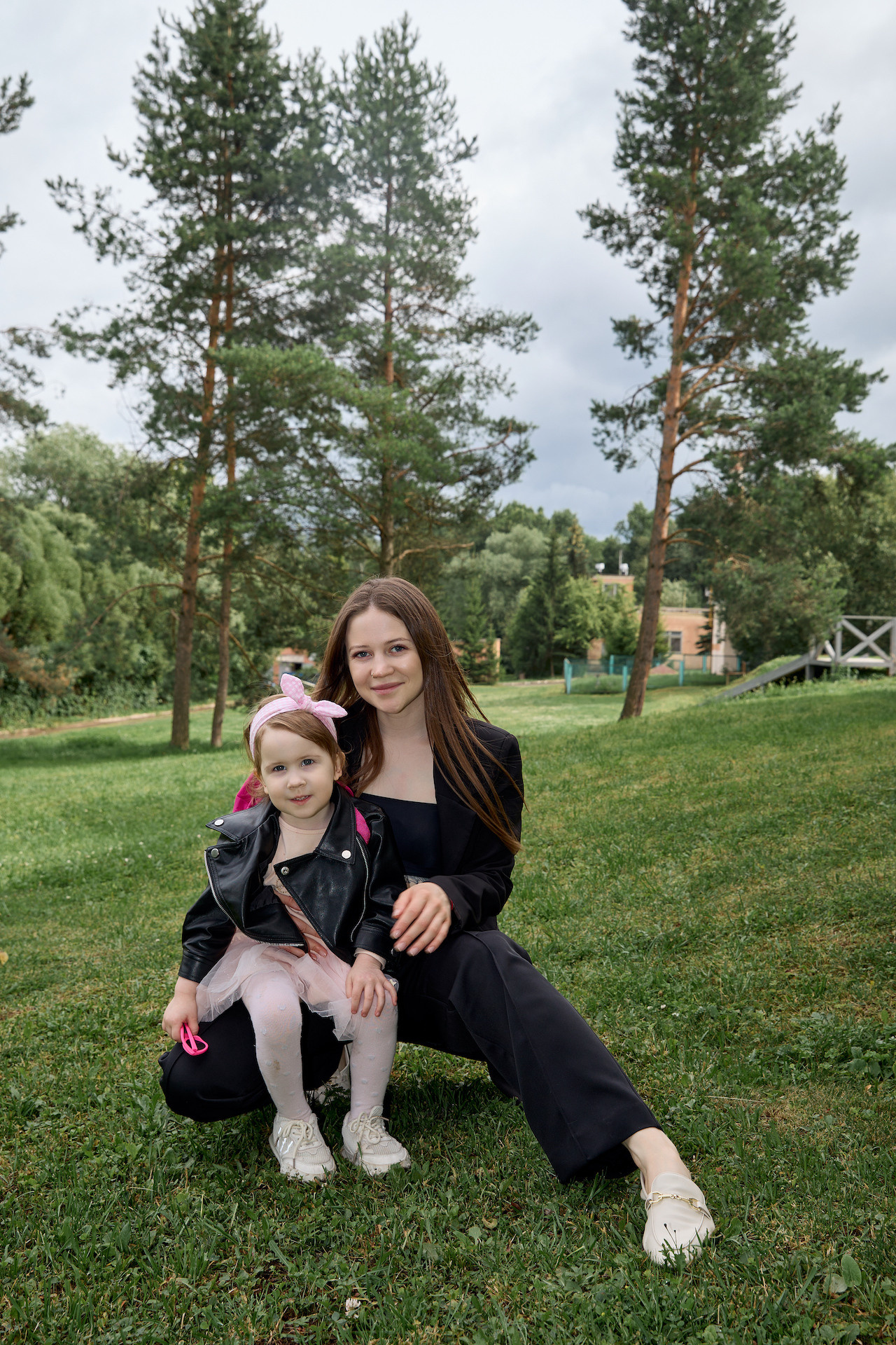 Мама и дочка в поле репортаж Москва