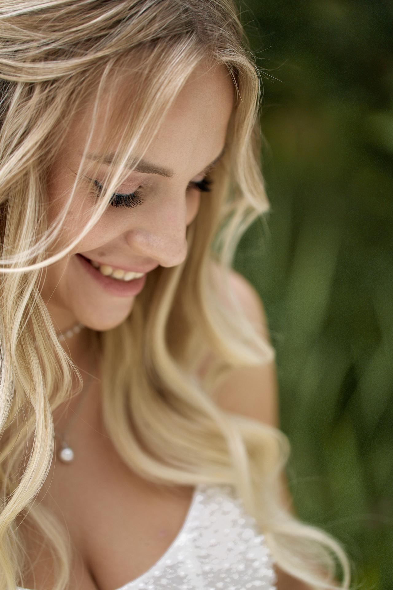 Впечатляющая церемония была организована в прекрасном городе Барвиха, известном своей роскошной атмосферой, а ресторан на берегу реки Клязьма стал идеальным местом для празднования. 