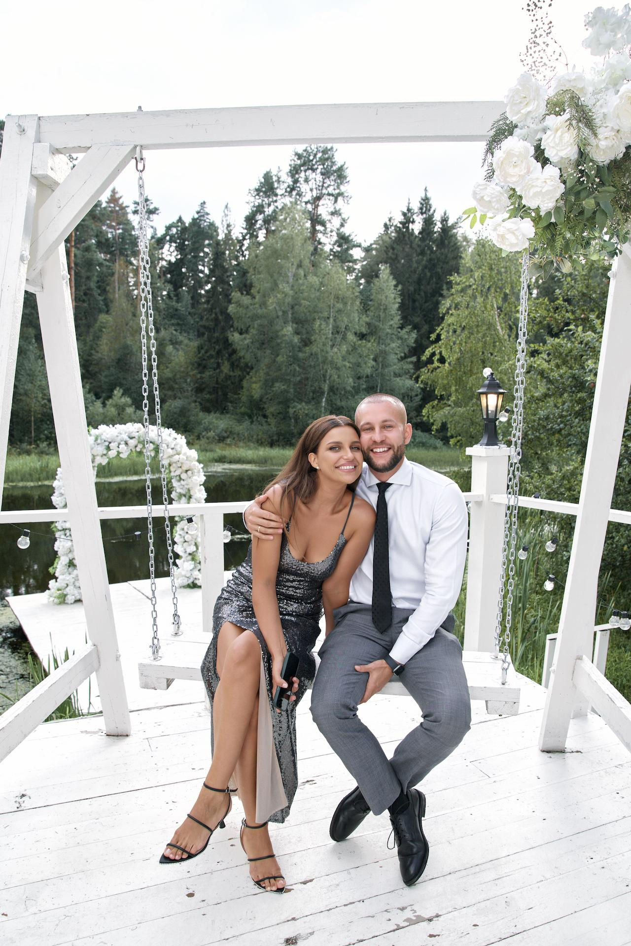 Великолепные пейзажи и атмосфера любви воплотились в каждом кадре, отражая радость и эмоции молодоженов.