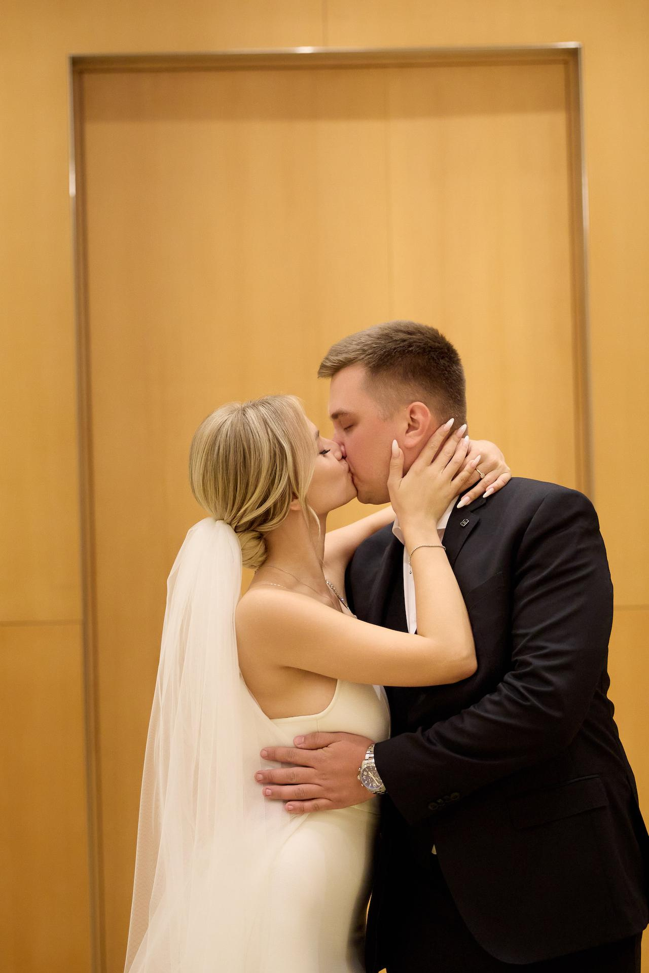 Я — профессиональный свадебный фотограф из Москвы.