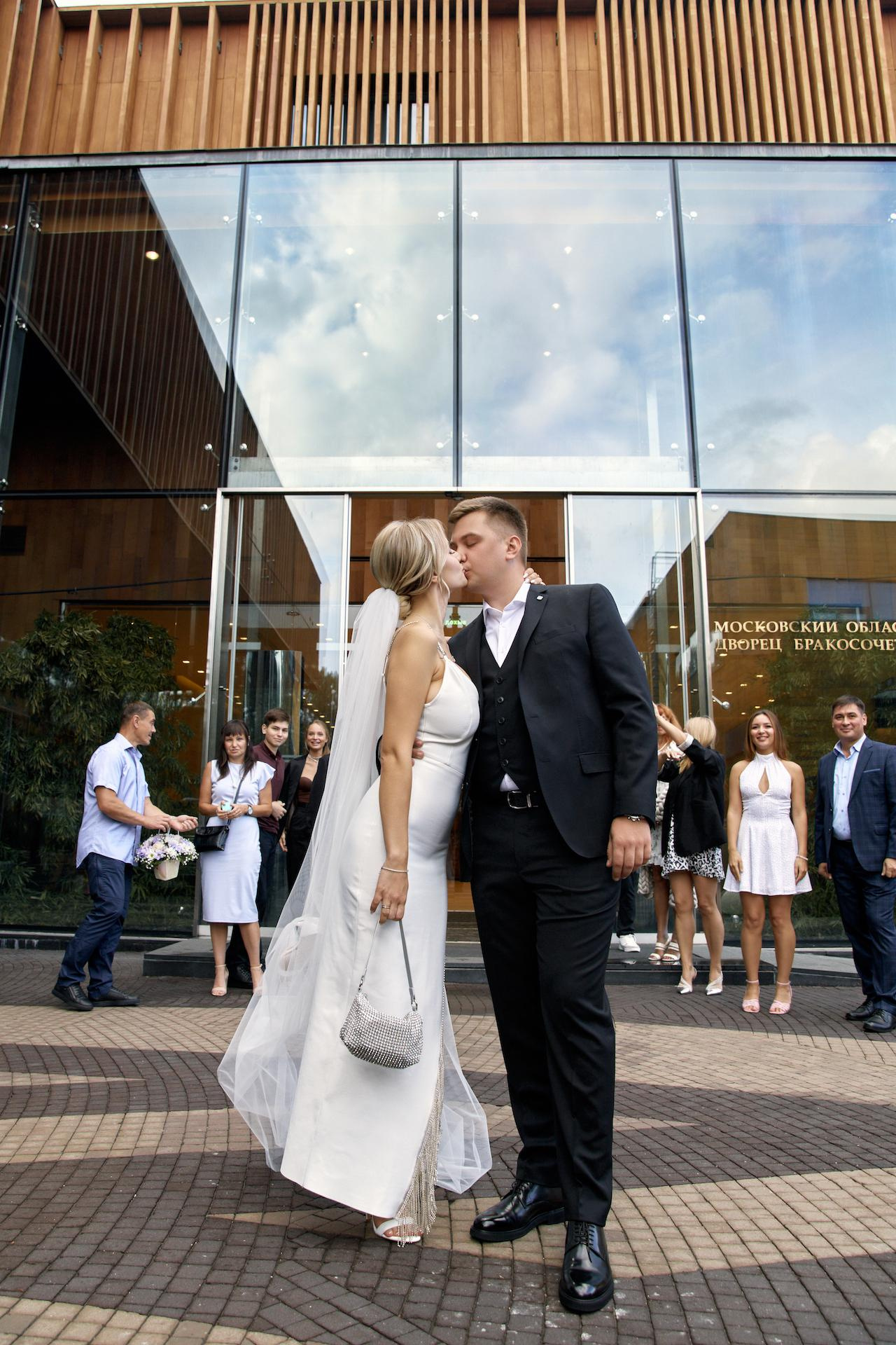 Погрузитесь в историю этой удивительной свадьбы, увидьте великолепие природы и незабываемые моменты счастья в фотографиях, созданных с любовью и профессионализмом. 