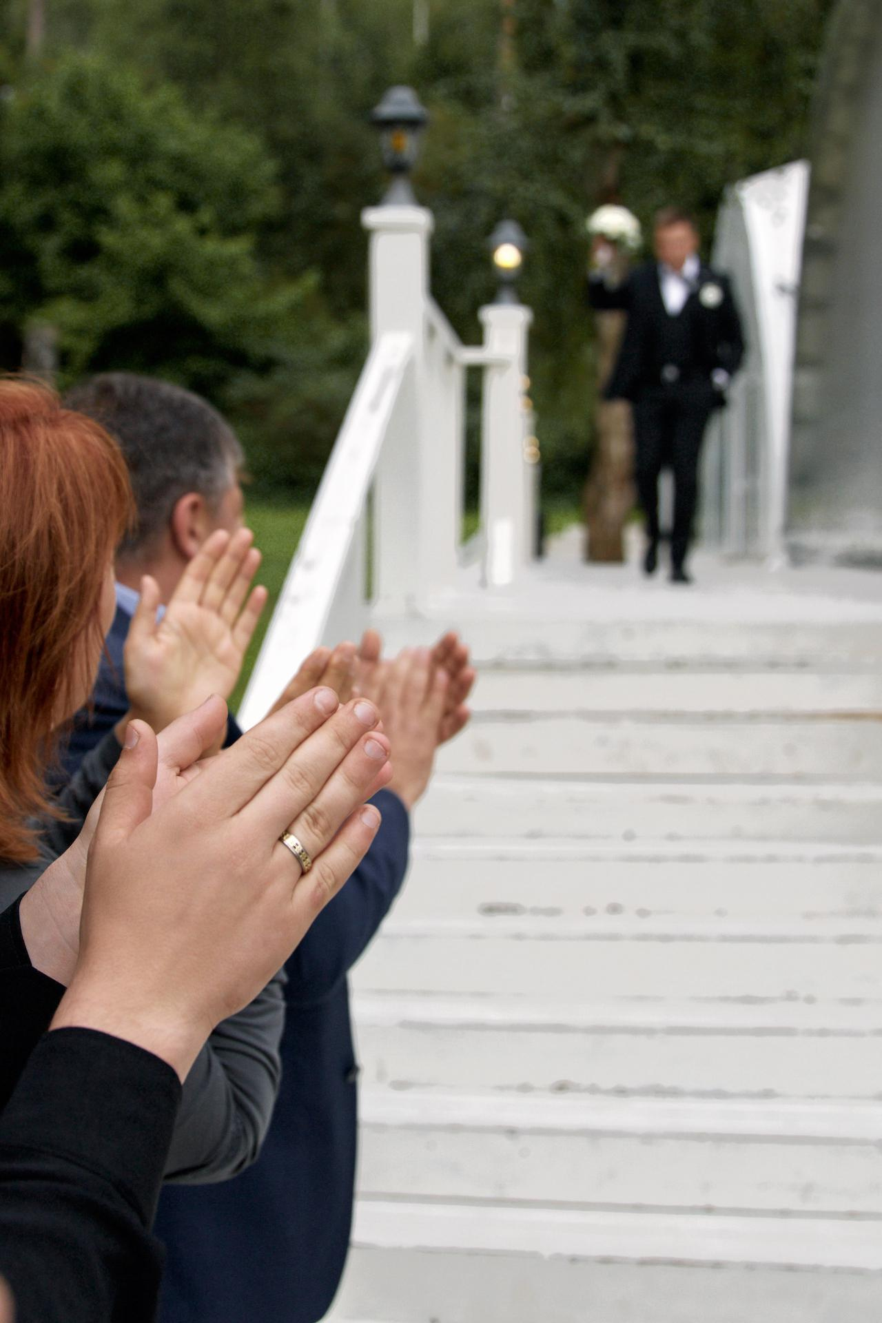 Профессиональный фотограф запечатлел наших влюбленных в прекрасных пейзажах и уникальных местах Москвы. 