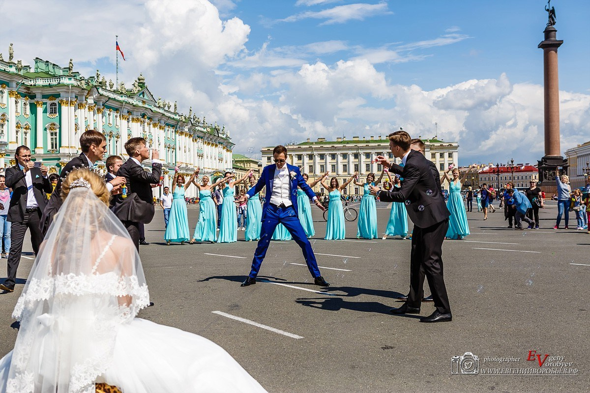 свадебная фотосессия свадебный фотограф  репортаж Красноярск цена заказать забронировать фотосъёмка фото репортаж свадебный танец  дворцовая площадь Санкт-Петербурга идея место пример фото позы образ для свадебной фотопрогулки ведущий на свадьбу тамада визажист макияж прическа невесты свадебное платье костюм жениха стилист  