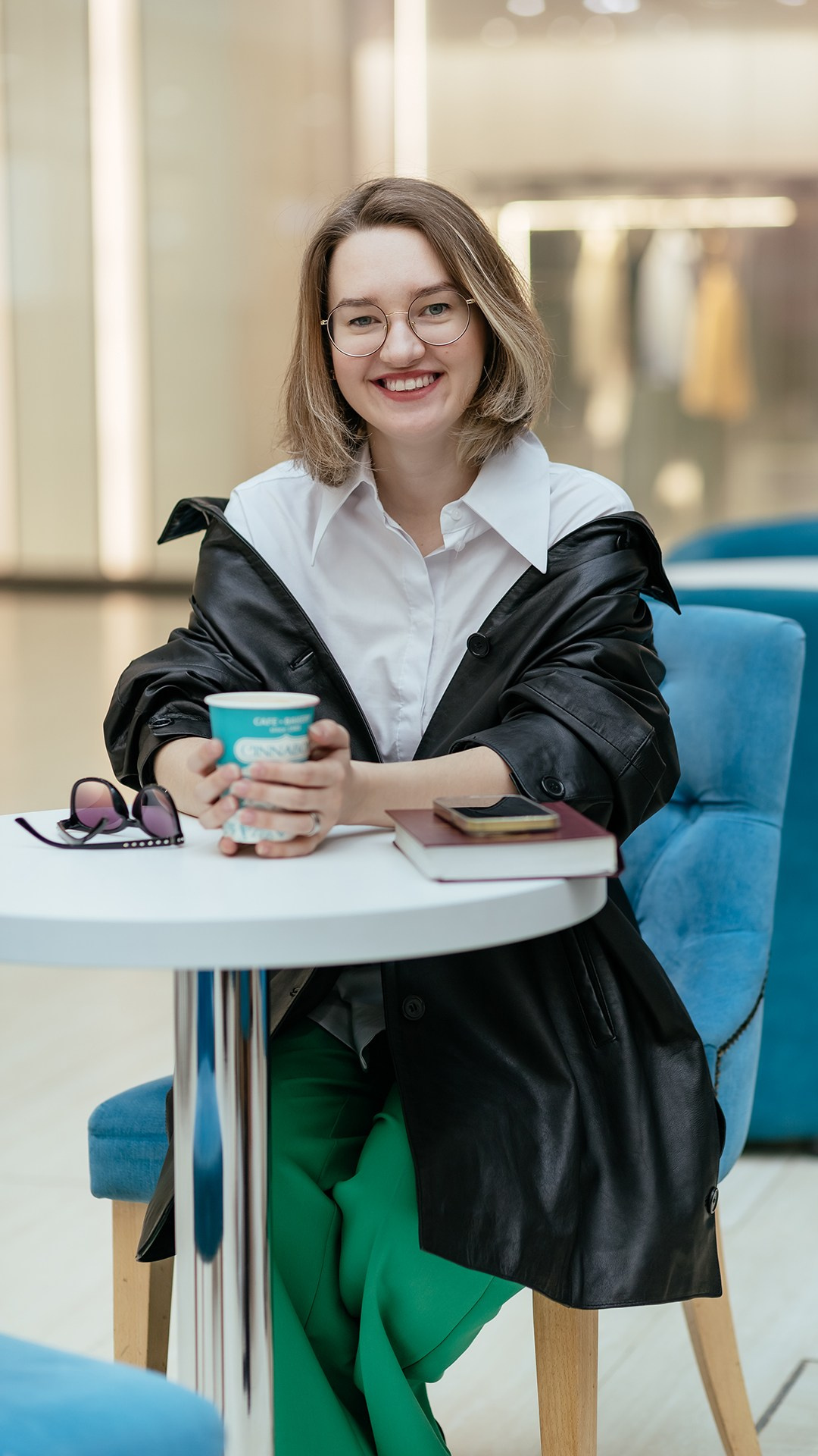 Портретная фотосессия для контента в кафе. Семейный фотограф в Минске Приболовец Светлана