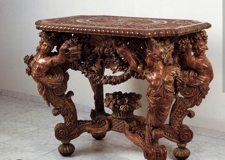 Резная мебель. Сувенирный двор в петропавловске-камчатском