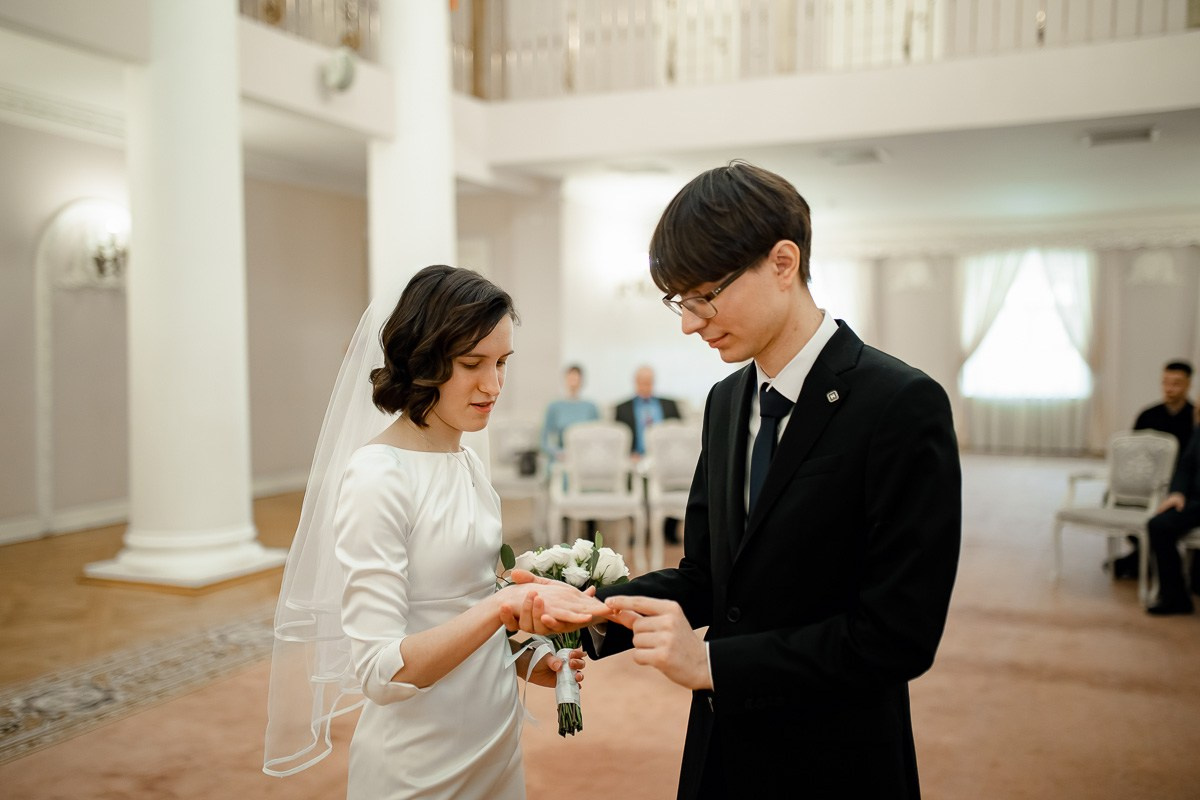 Свадебная фотосессия в ЗАГСе. Свадебный фотограф в Санкт-Петербурге Антон Владимиров