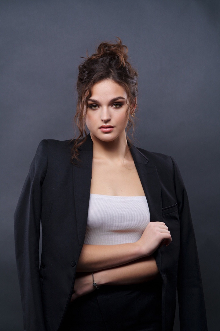 деловой  сексуальный женский образ в костюме с ярким коричнеым смоки