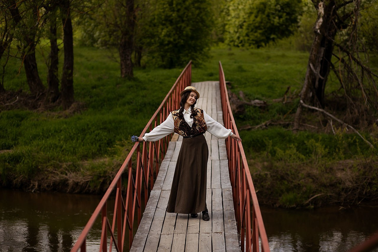 Энн на мосту. Художественная винтажная фотография