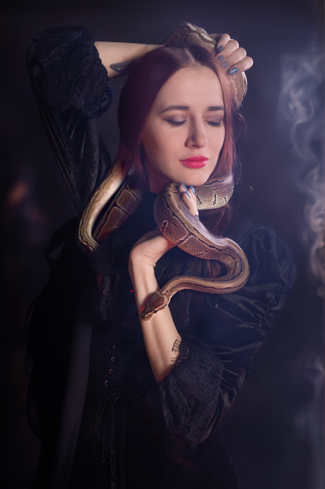 готическая фотосессия ведьмы со змеями, спиритическая доска, черепа