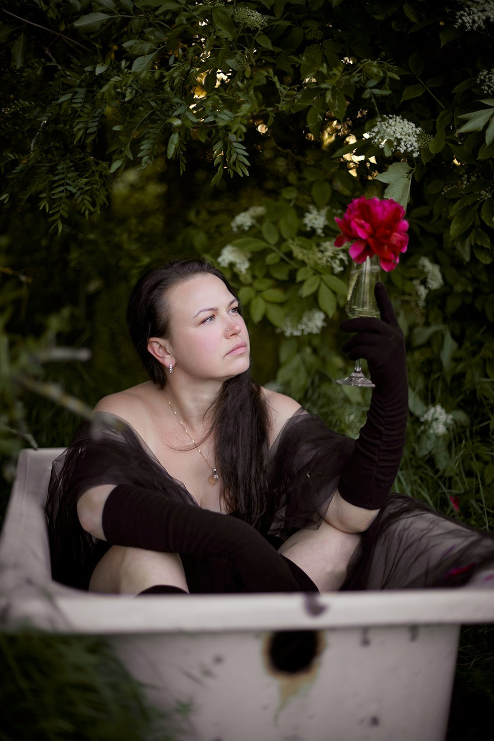 Фотограф в Москве. Креативное фото. Девушка в черном платье сидит в пустой ванне в лесу. Закат. 