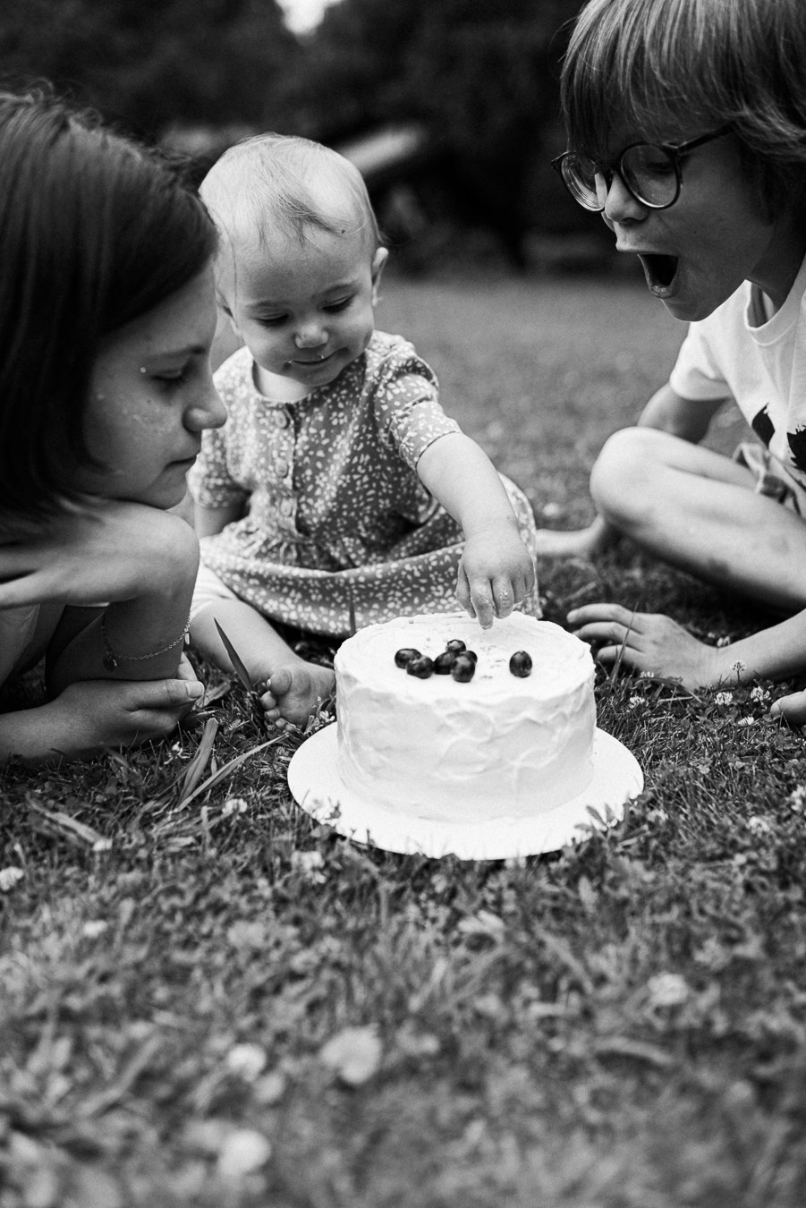 Коля, Ксюша, Саша, Андрей, Кира и бабушки | на даче