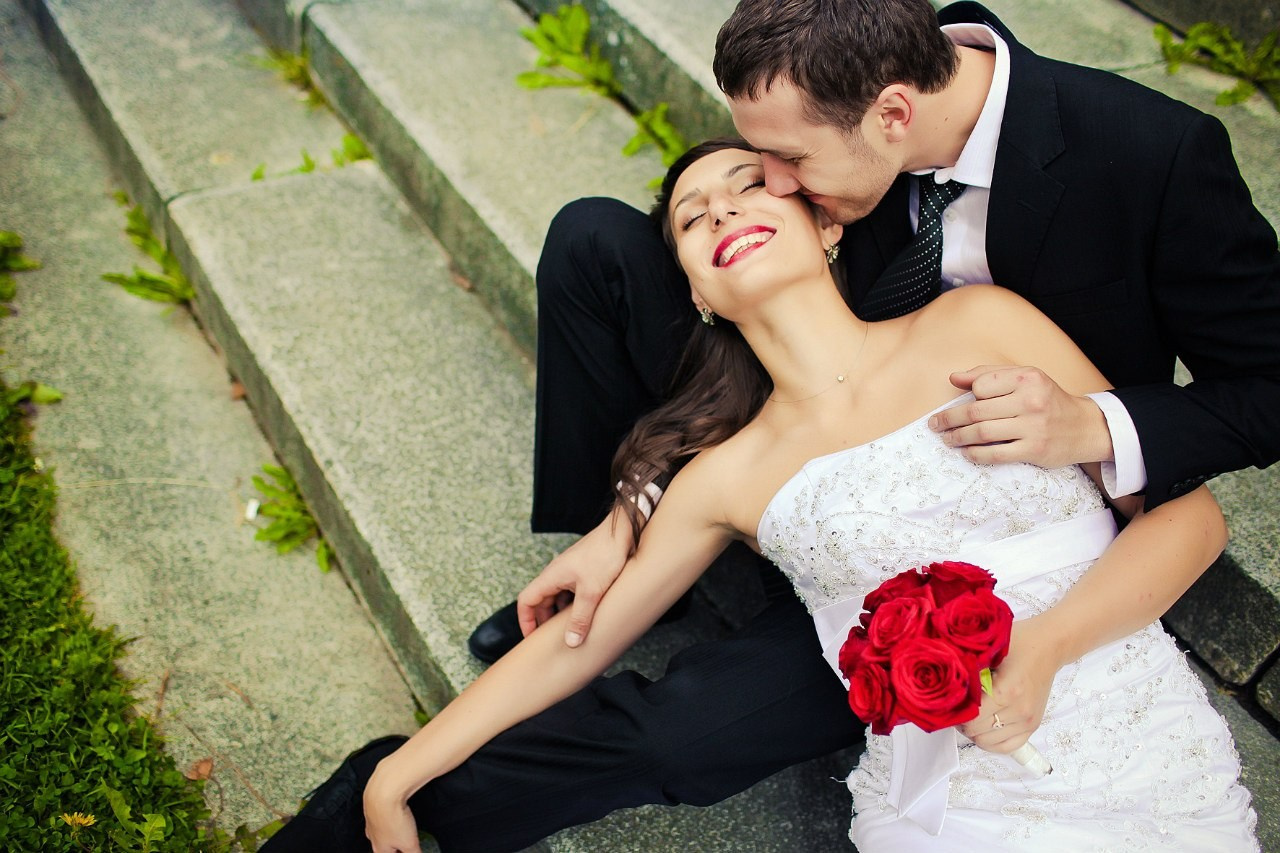 жених и невеста на ступеньках дворца в гатчине