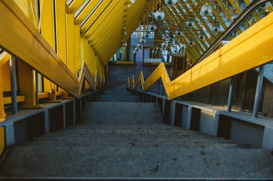 Фотосессия на пешеходном мосту — воздушные портреты над Москвой-рекой