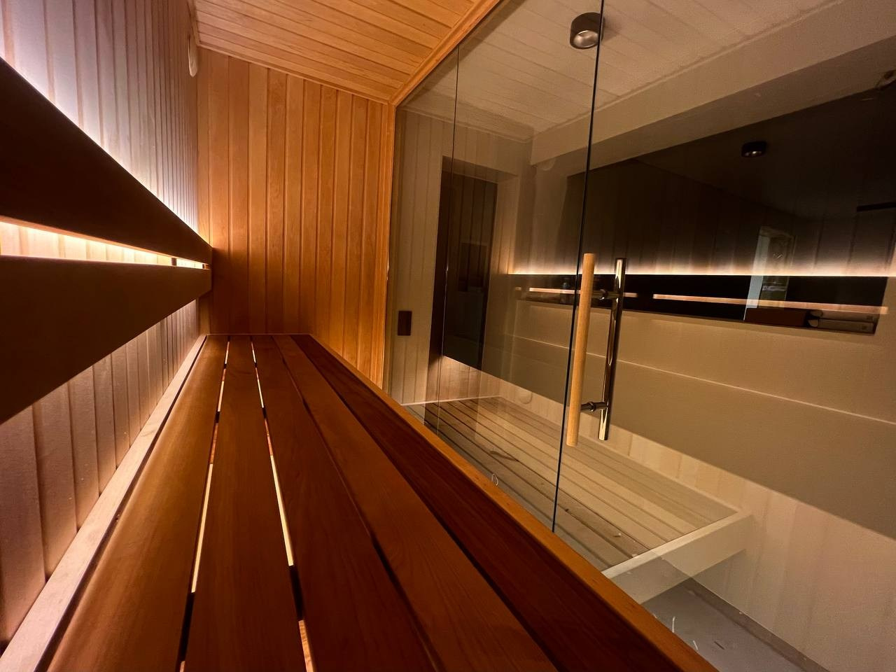 Компактная семейная сауна со стеклянным фасадом в Токсово. Выполнена на базе Harvia Cilindro из ольхи и термоольхи. SaunaTopMasters