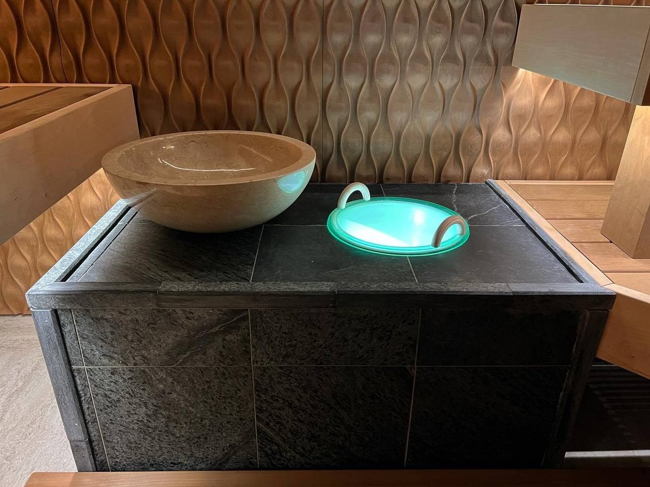 Уникальная парная в Юкках с огромным 3D панно из дикорастущего тика. Печь ручной работы и даже дровник между полками. SaunaTopMasters