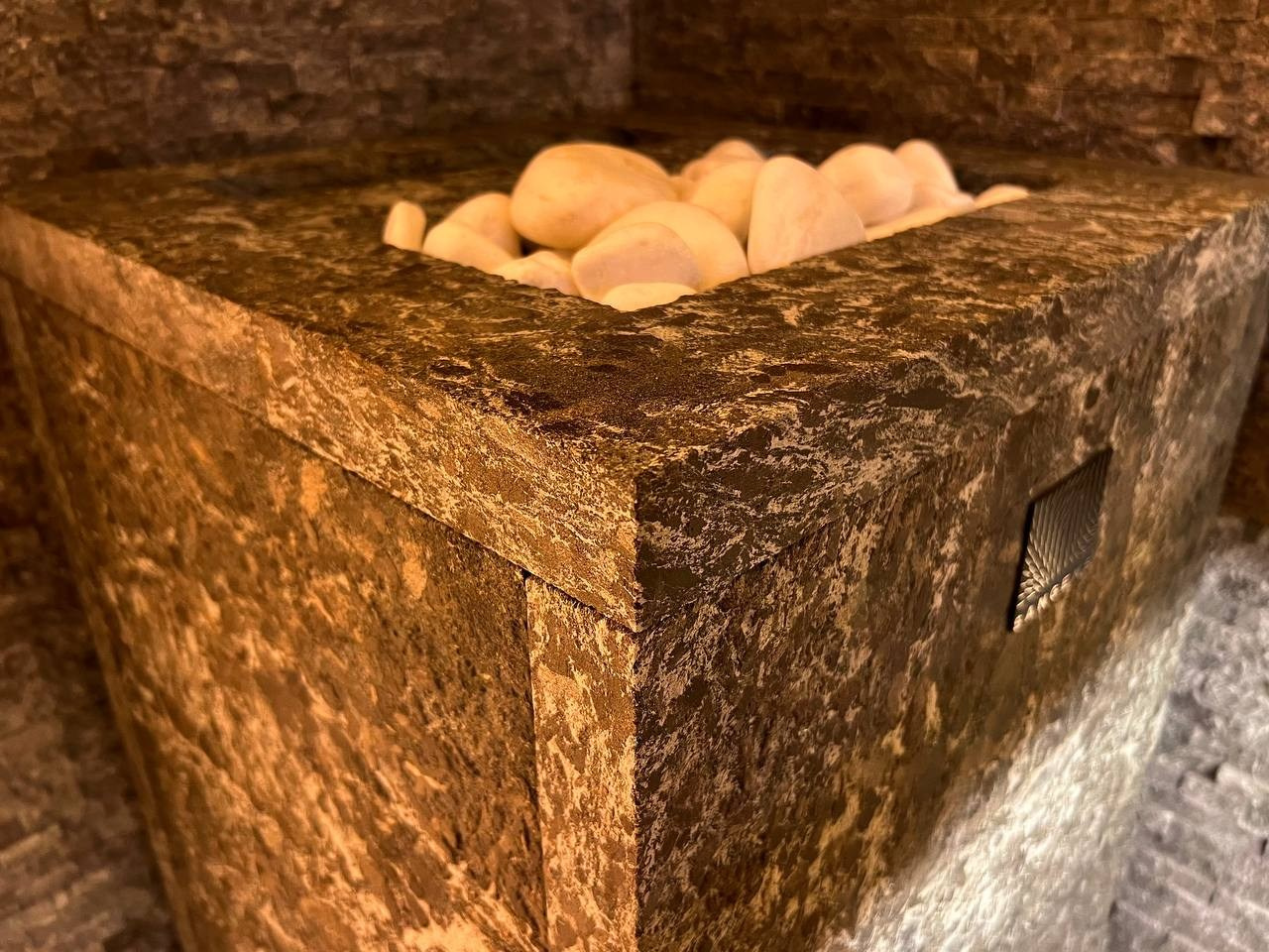 Сауна в Северной Жемчужине выполнена по проекту наших коллег VitaLine SPA. Ольха разного профиля, линейный свет и Sangens в редкой облицовке. SaunaTopMasters