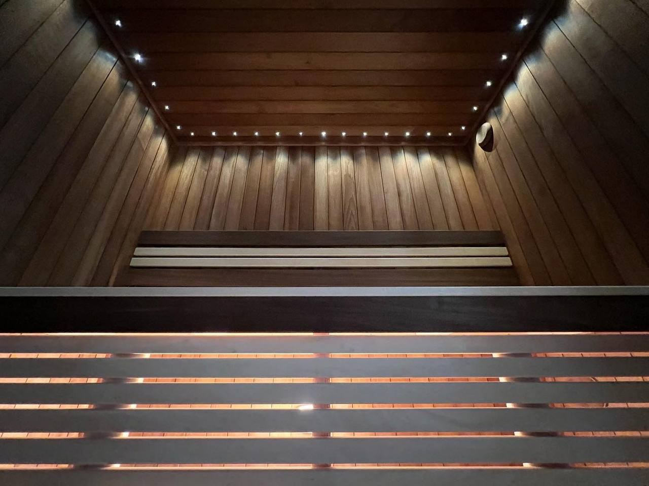 Просторная сауна в Киришах: термоосина, абаши, термоабаши, разные сценарии освещения и панорамная входная группа. SaunaTopMasters
