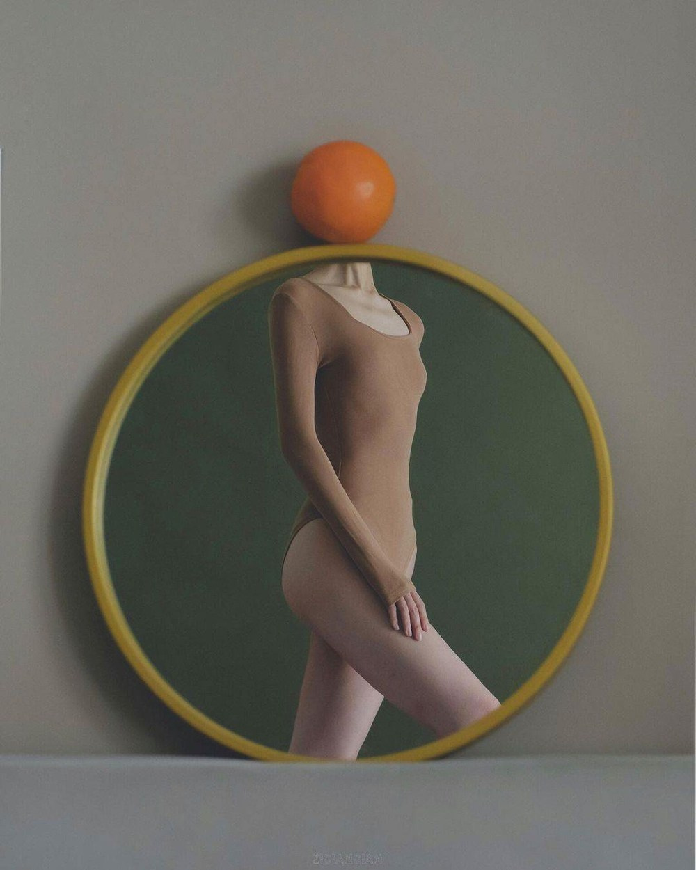 автопортрет Цзыцянь Лю в минималистичном стиле