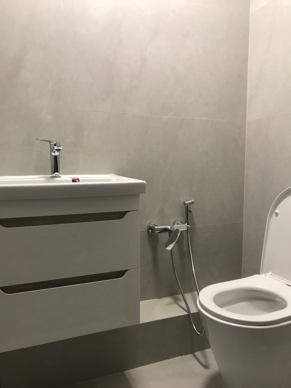 Туалет в офисном помещении (ул. Лево-Булачная д. 24/20). Ремонт санузла, туалета, ванной под ключ в Казани. Укладка плитки