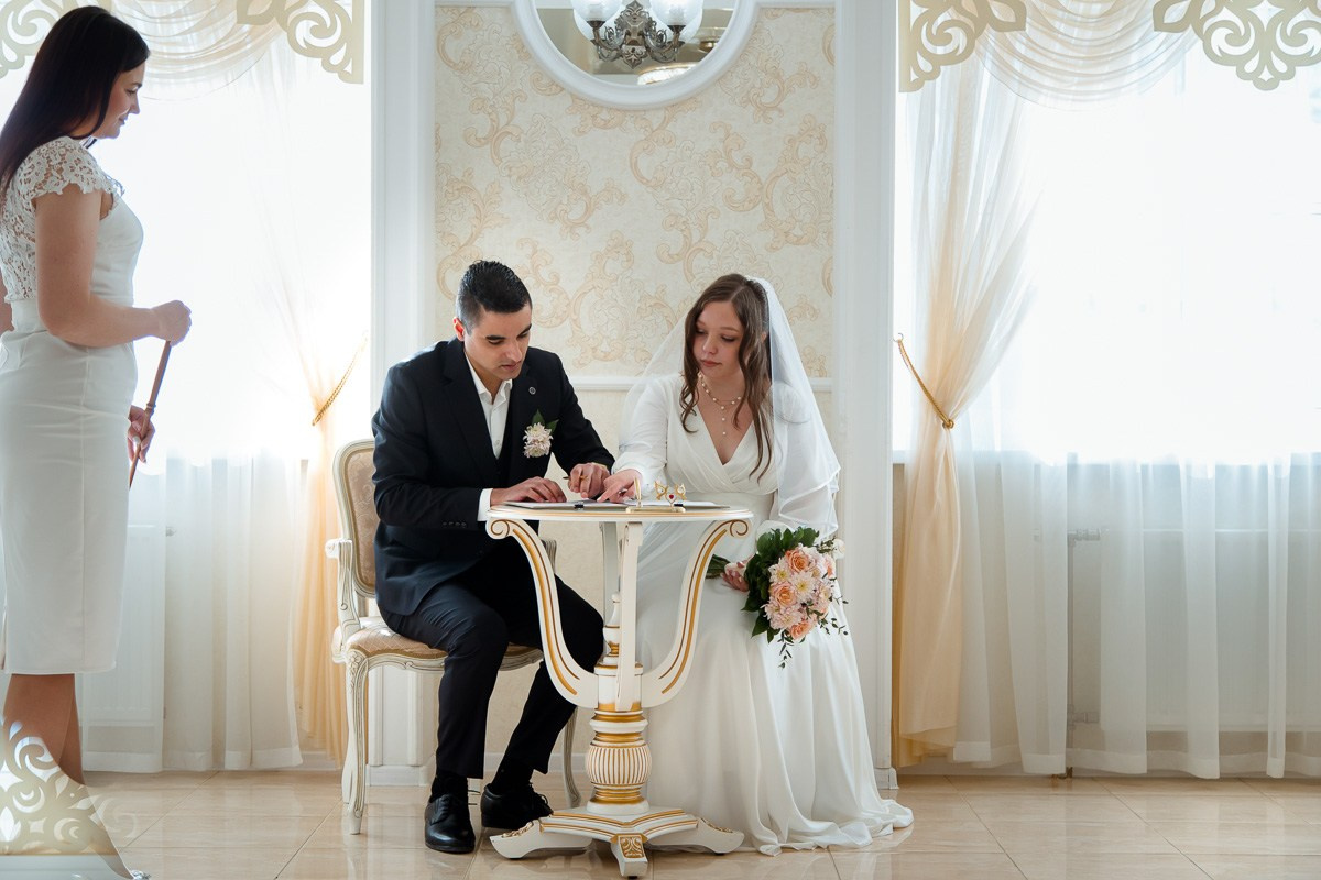 Свадебная фотосессия в ЗАГСе. Свадебный фотограф в Санкт-Петербурге Антон Владимиров
