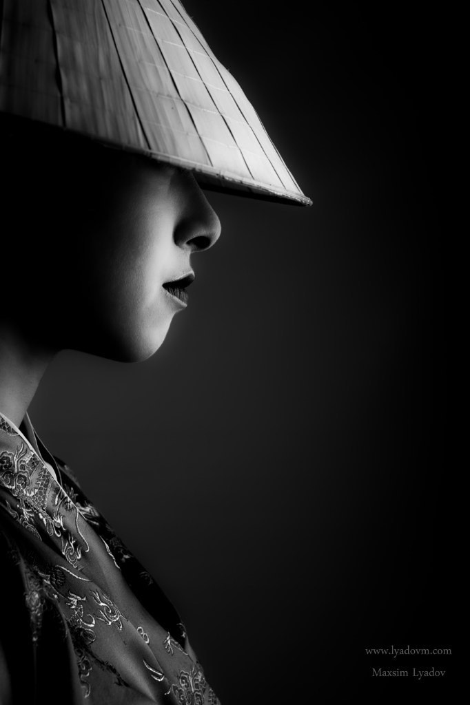 Художественный Фотограф делает рекламную фотосессию в стиле самурай